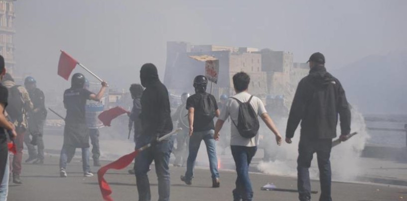 “Napoli ha sfiduciato il Governo Renzi”, corteo contro il Premier e scontri con la polizia