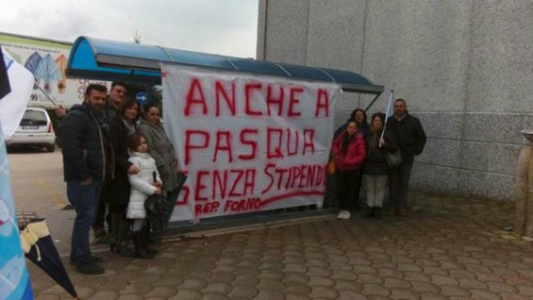Continua il presidio dei lavoratori del reparto forno al Decò di Picarelli
