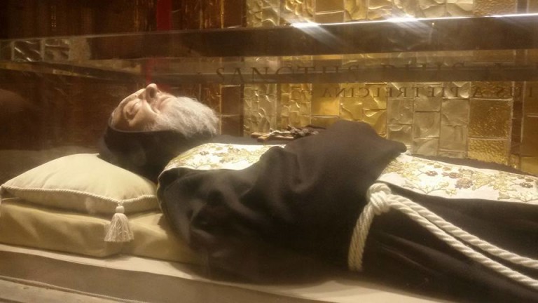 “Ci vediamo tra cent’anni”, le spoglie di Padre Pio in viaggio verso Pietrelcina