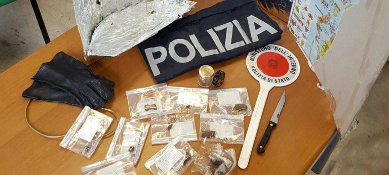 Hashish pronto per lo spaccio e marijuana a casa, denunciato giovanissimo di Avellino
