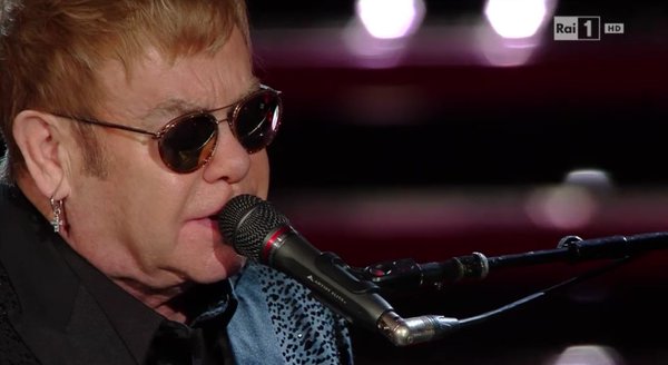 Sanremo 2016: piano e voce, l’Ariston si ferma e ascolta sir Elton John