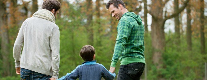 Niente paternità per le coppie gay. Il verdetto della Cassazione: “Possono soltanto adottare”