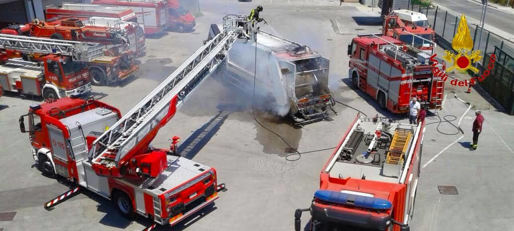 fiamme-camion-rifiuti
