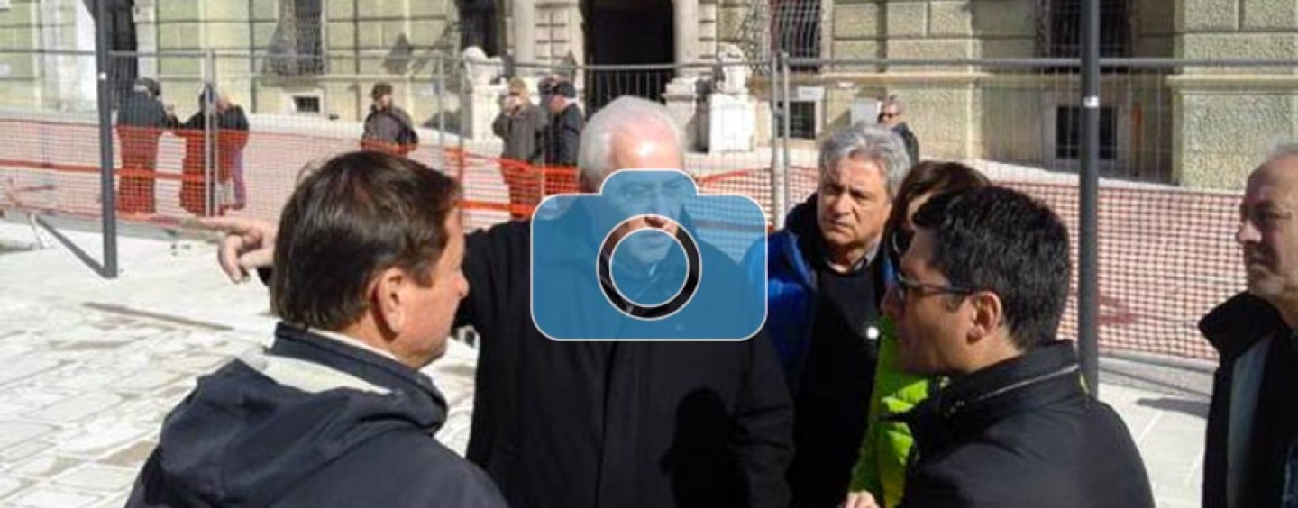 FOTO/ Piazza Libertà, inizia la piantumazione degli alberi: a breve l’apertura parziale