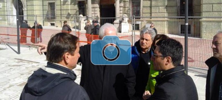 FOTO/ Piazza Libertà, inizia la piantumazione degli alberi: a breve l’apertura parziale