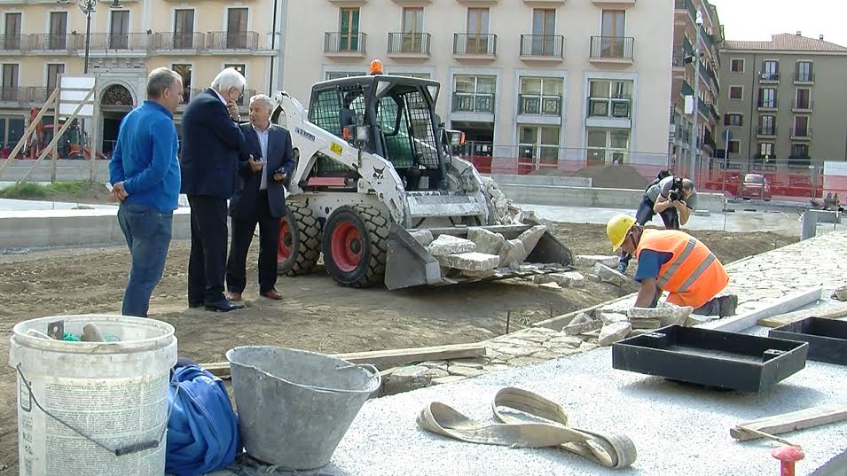 VIDEO/ Piazza Libertà, Foti visita il cantiere: “Consegna entro l’anno”