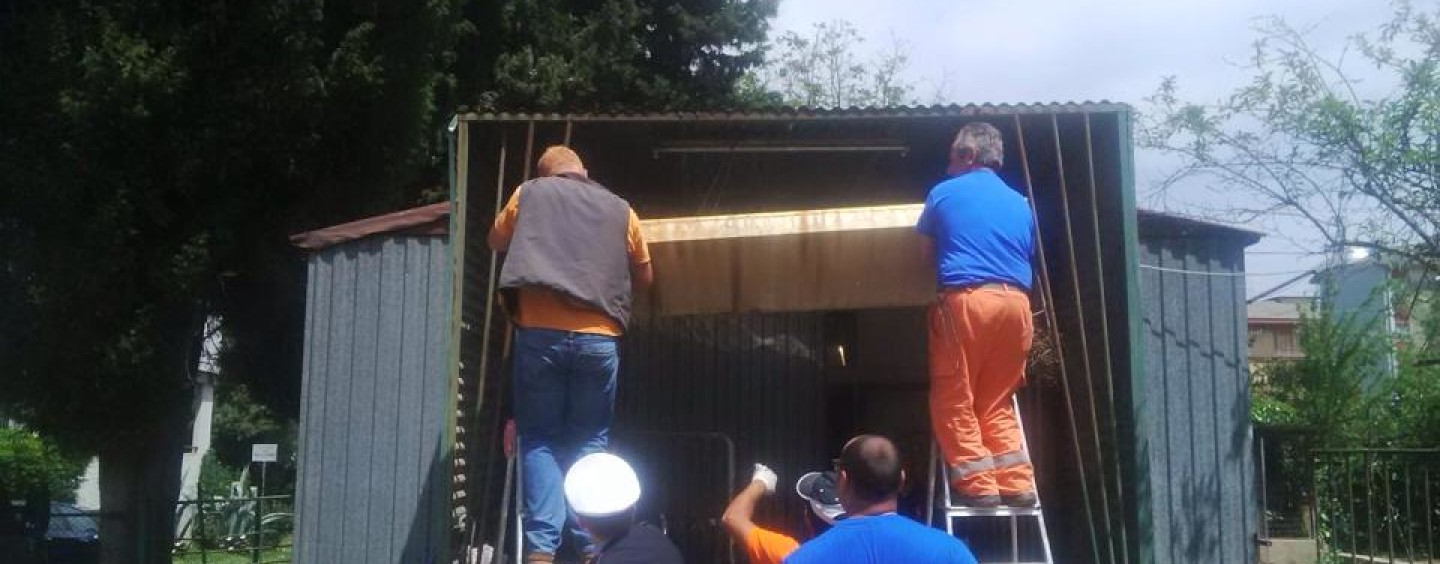 FOTO/ Avellino, sgomberato container occupato abusivamente: all’interno armi e un’urna elettorale