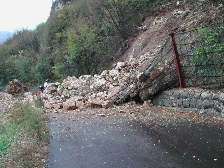 Dopo l’emergenza incendi c’è il pericolo frane: “Attenzione alle abitazioni sotto le montagne”
