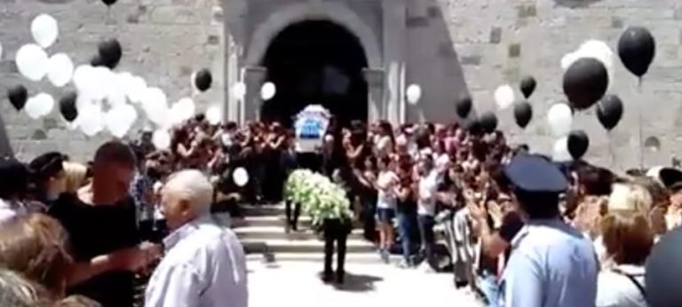 VIDEO/ Cori da stadio e un lungo applauso per l’ultimo viaggio del piccolo Antonio