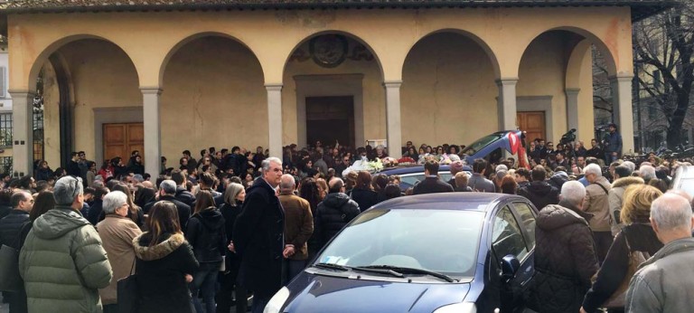 Strage Erasmus, un cuore di rose rosse per l’ultimo saluto a Valentina Gallo
