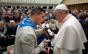 Papa Francesco riceve in dono una bottiglia del " Galeotto"