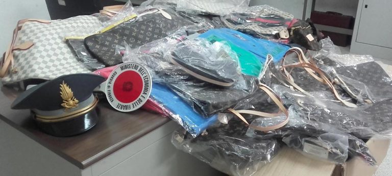 Trasportava borse Gucci e Louis Vuitton tarocche in auto: nei guai un extracomunitario