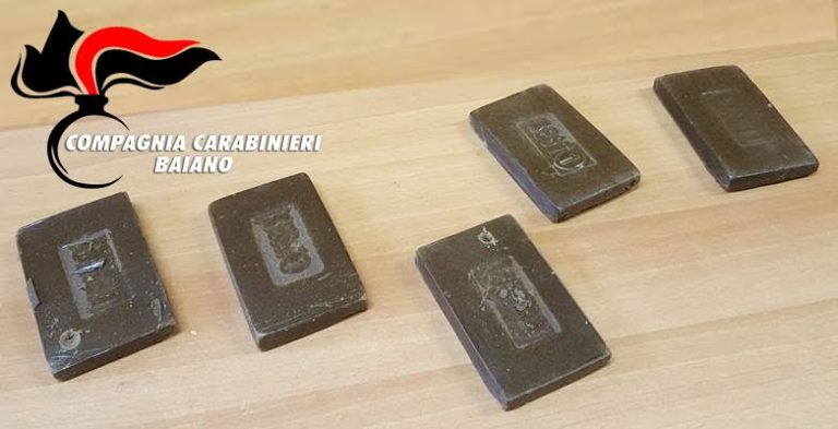 Contrada – Sorpreso con mezzo chilo di hashish nell’auto: arrestato