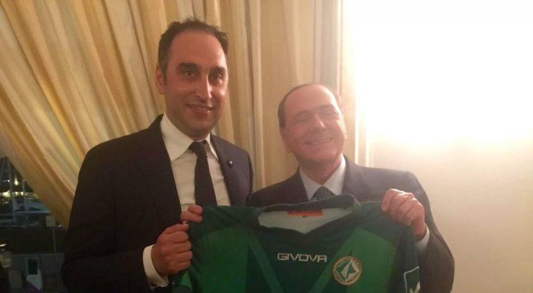 FOTO/ Gubitosa regala la maglia dell’Avellino a Berlusconi