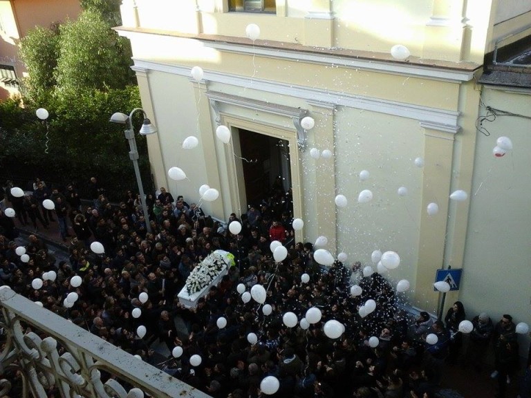 Sperone si ferma, è il giorno dei funerali di Giuseppe De Gennaro