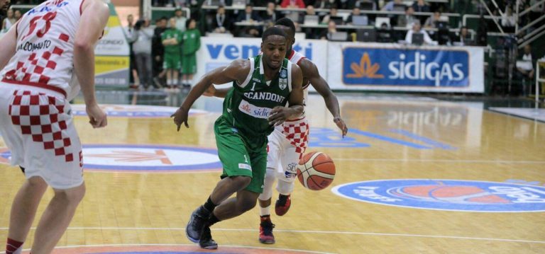 FOTO/ Playoff, ruggito Scandone. Inizio scoppiettante dei lupi che demoliscono Pistoia