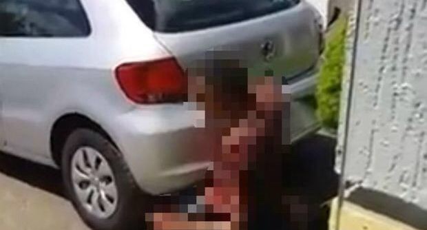 Fa sesso con la marmitta della sua automobile