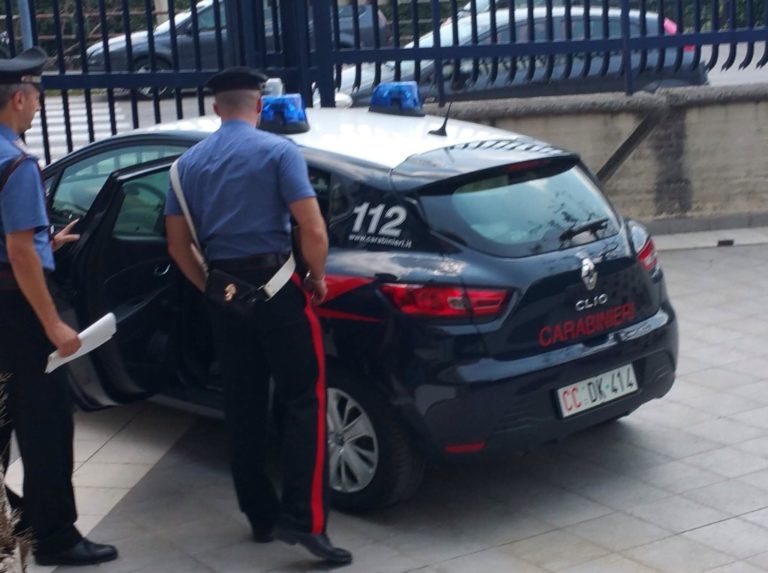 Violenze e minacce contro gli anziani genitori, arrestato 45enne di Avellino