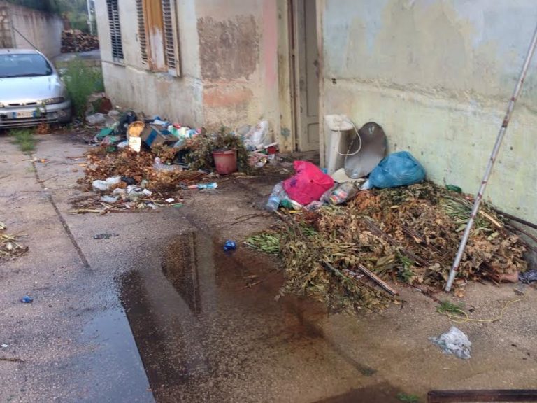 FOTO/ Accumula immondizia nella sua casa a Taurasi, la denuncia di una mamma
