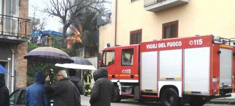 VIDEO/ Atripalda, in fiamme un prefabbricato nel centro storico: panico in strada