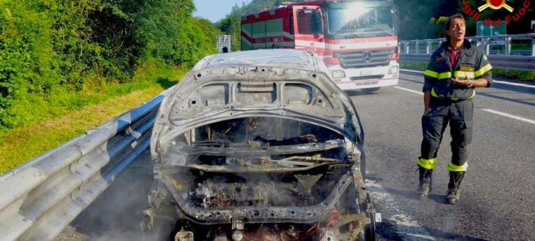 FOTO/ Auto in fiamme, paura sull’Autostrada A16