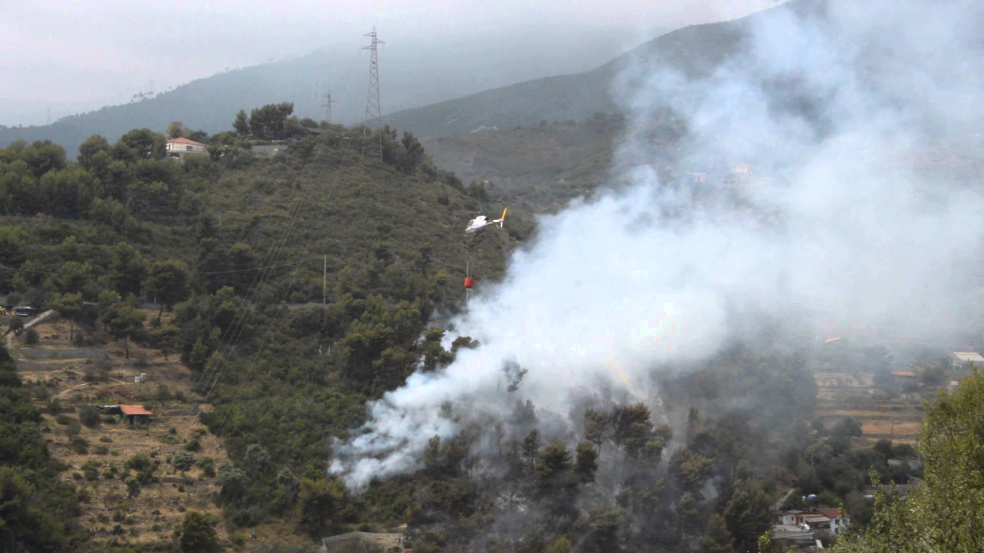 Emergenza incendi, bruciano i boschi irpini