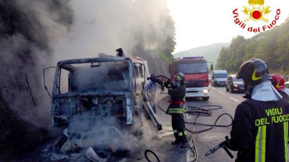 Ancora fiamme sulla A/16: paura al casello di Avellino Est