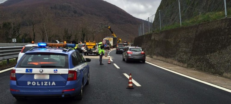 Tragedia sull’A16: schianto in galleria, muore un ragazzo