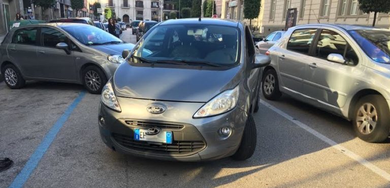 Avellino, donna accusa malore e perde il controllo dell’auto. Cinque vetture coinvolte in Via de Conciliis