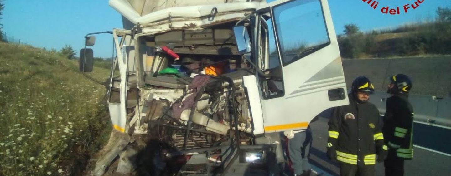 Incidente sulla Napoli-Bari, impatto tra due tir. Un conducente incastrato tra le lamiere salvato dai Vigili del Fuoco