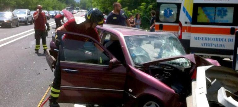 FOTO/ Incidente mortale sull’Ofantina, perde la vita una donna.