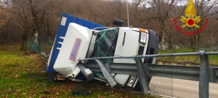 FOTO/ Incidente stradale a Montella, conducente vivo per miracolo