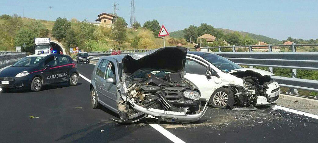 FOTO/ Spaventoso incidente frontale sull’Ofantina, 3 feriti in ospedale.