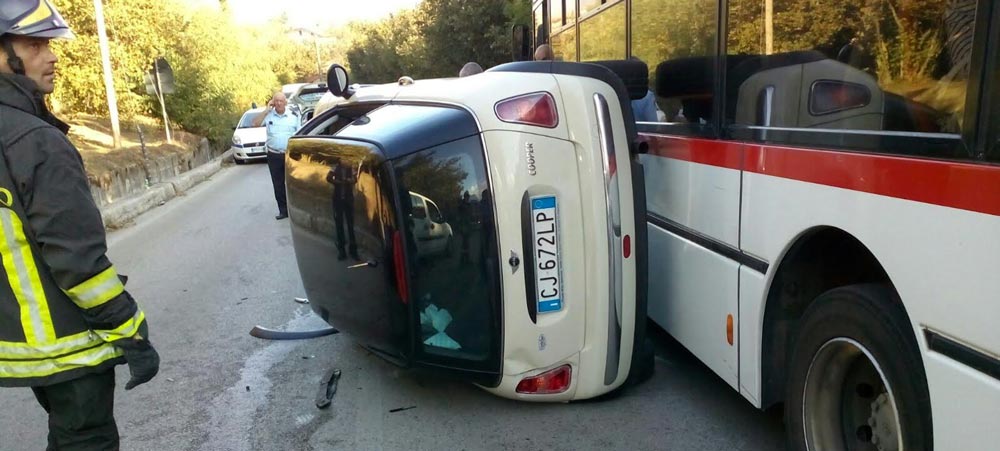 Avellino, incidente in via Pennini: feriti madre e figlio