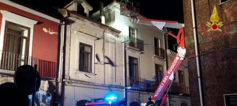 Irpinia sferzata dal forte vento, super lavoro per i vigili del fuoco