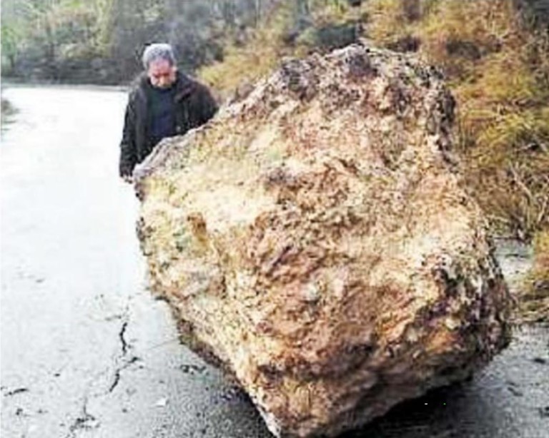 Maltempo in Irpinia, si contano i danni: masso di 50 quintali finisce sulla strada