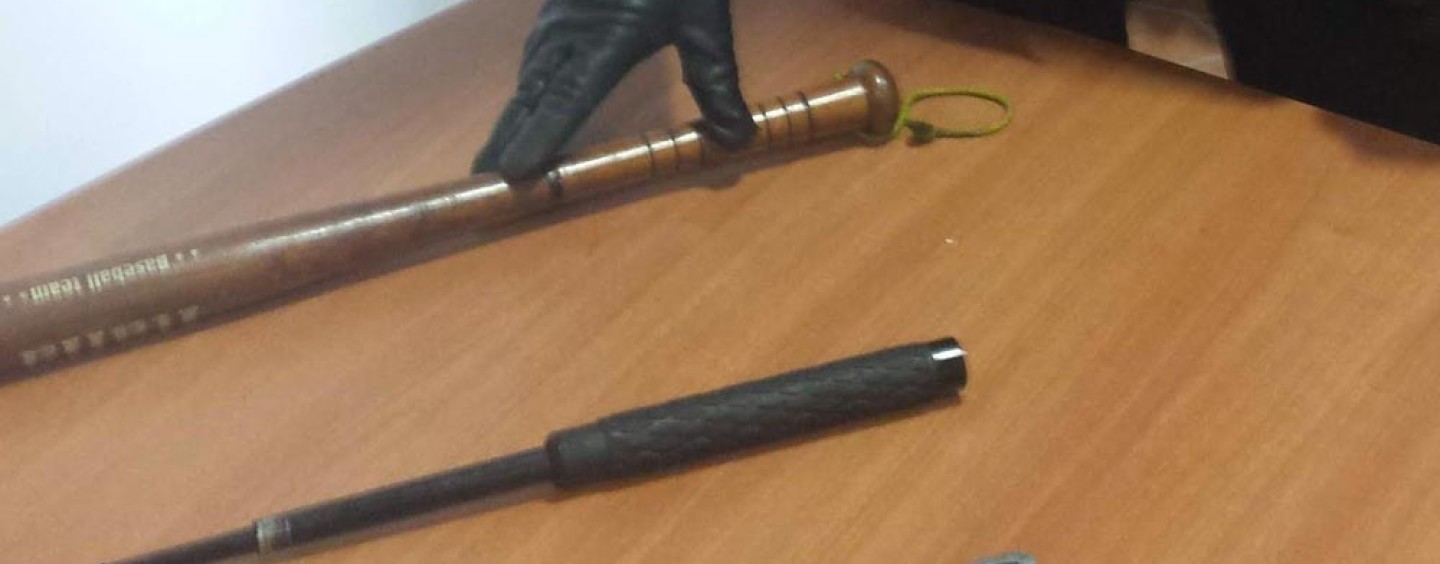 Monteforte – In giro in auto con droga, coltelli, sfollagente e spranghe: denunciato 32enne