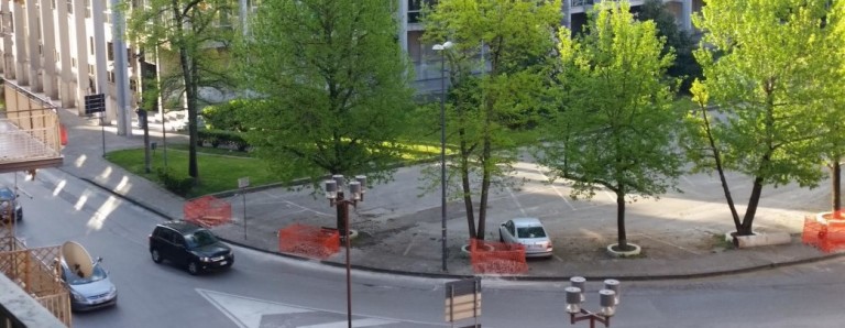 Metropolitana leggera, continuano le polemiche sui pali. Scempio anche a Piazza d’Armi