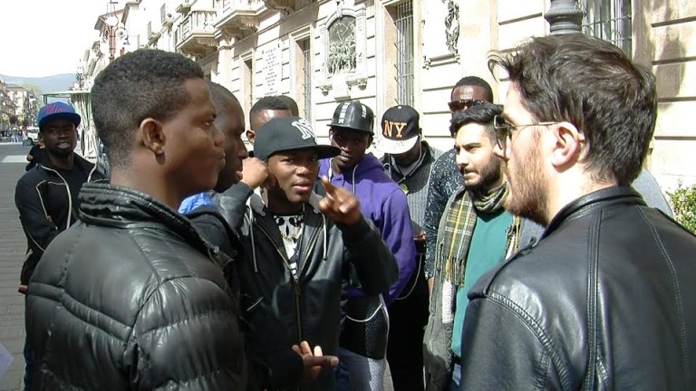 VIDEO/ Diffida per tre migranti a causa di un litigio, i compagni manifestano in Prefettura