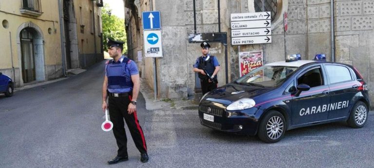 Minacce di morte e soprusi alla madre, arrestato 23enne