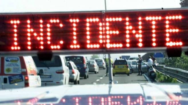 Incidente sull’A16, due mezzi coinvolti: traffico in tilt