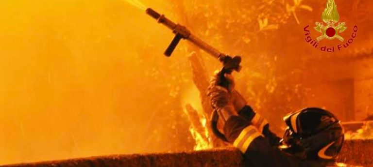 FOTO/ In fiamme nella notte una falegnameria a Nusco, l’incendio domato solo stamane