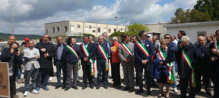 FOTO/ Ex Ocevi Sud, decine di sindaci manifestano davanti alla fabbrica di Nusco