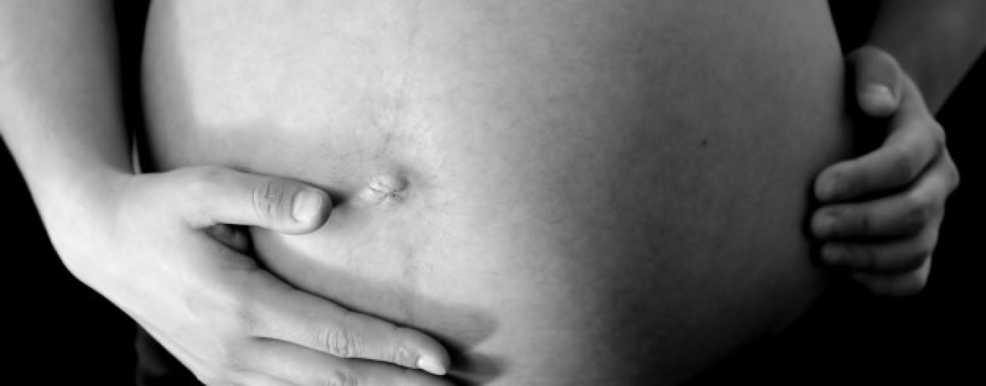 Il trapianto uterino maschile presto diventerà realtà: “Tra 10 anni gli uomini partoriranno”