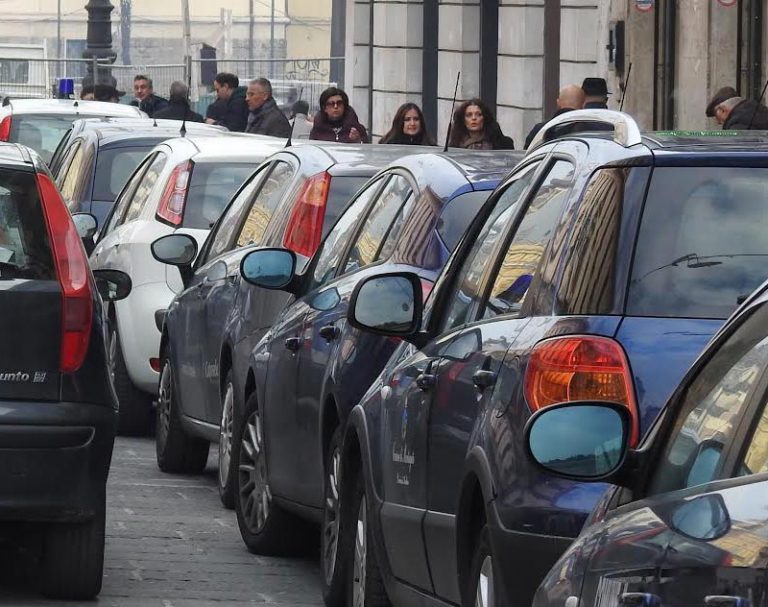 Napoli: parcheggiatori abusivi col reddito di cittadinanza