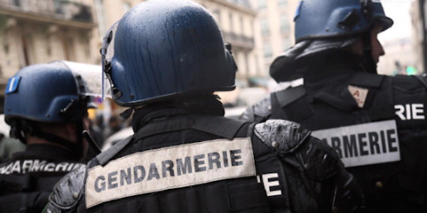 Attentati Parigi, blitz delle Forze Speciali a Saint Denis: una donna kamikaze causa tre morti