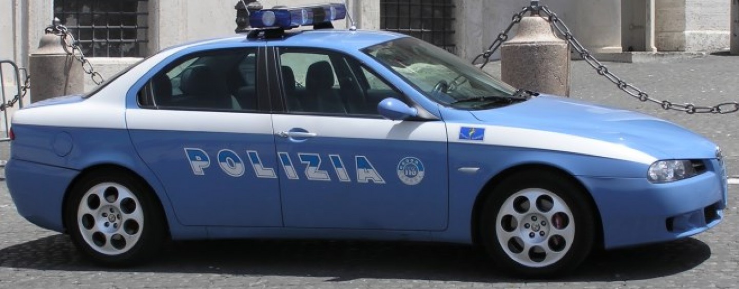 Autostrada Grottaminarda-Benevento, Polizia insegue 4 rom a bordo di un’auto che termina fuori strada