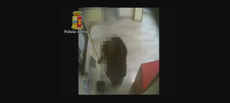 VIDEO/ Avellino, blitz della Polizia all’Asl: le immagini che inchiodano le assenze ingiustificate