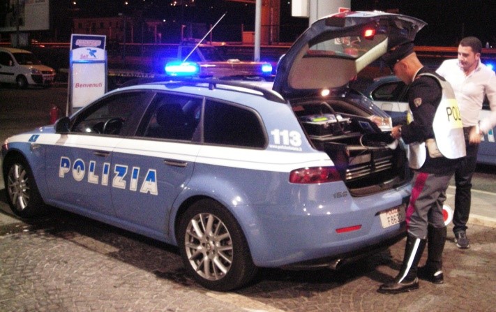 A zig-zag lungo l’autostrada: poi, a piedi, ubriaco e drogato tenta di allontanarsi tra le auto in corsa