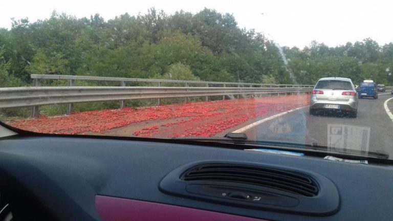Un tir perde carico sull’Ofantina, quintali di pomodori in strada